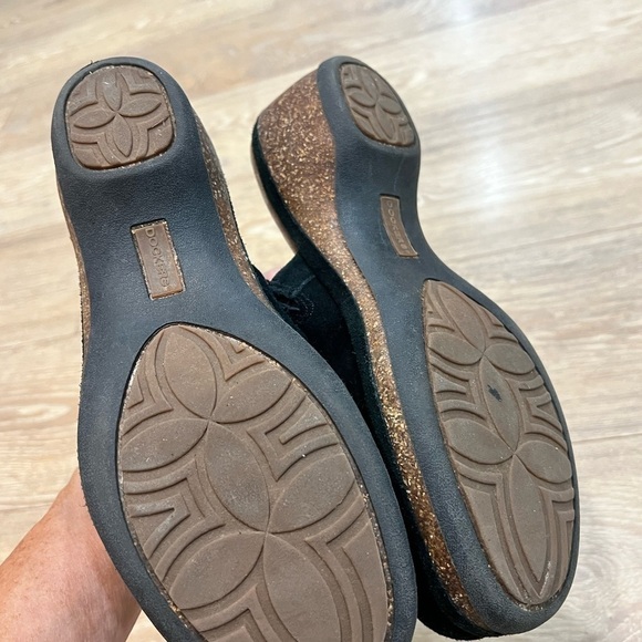 DOCKERS black suede clogs with decorative floral stitching - Picture 10 of 12